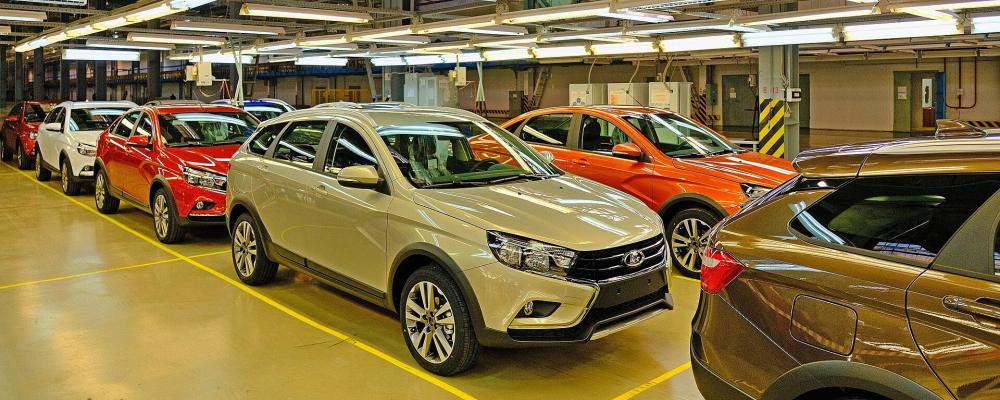 Bilar av modellen Lada Vesta producerade vid fabriken IzjAvtos färdigvaruzon.  Foto: Wikipedia Commons Lic. CC BY-SA 4.0. Kredit: Vyacheslav Bukharov.