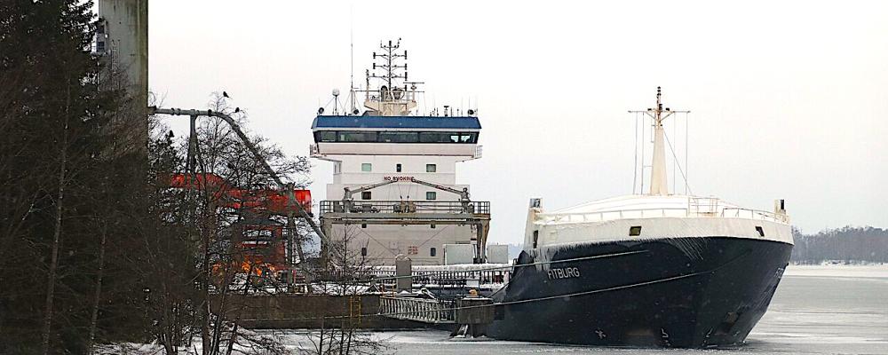 Ryska skuggflottans tankfartyg Fitburg, beslagtaget av finska kustbevakningen i januari 2026.  Fitburg greps i Kantviks hamn efter att ha skadat en internationell undervattenskabel. Foto: Wikipedia Common Lic. Kredit: MKFI