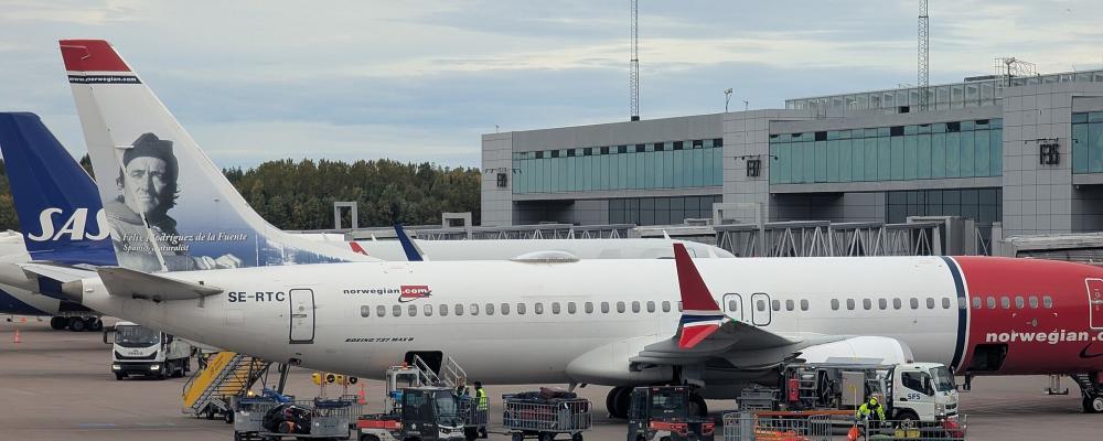 SAS och Norwegian-flyg på Arlanda. Foto: AleWI/Wikimedia Commons/https://commons.wikimedia.org/wiki/File:Sas,_Norwegian,_Arlanda_-_20251007_-_05.jpg