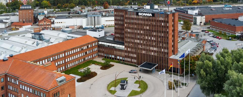 För två av landets största exportföretag, Scania och AstraZeneca, är förbindelsen över Södertälje kanal en viktig pusselbit för logistikkedjorna och kompetensförsörjningen. Foto: Scania