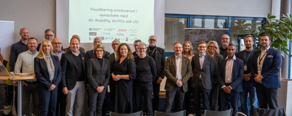 Representanter från bland andra Norrköping Science Park, JetPak, Aero EDIH, UMS Skeldar, Linköpings universitet, ACR, Savback och Science Park Gotland samlades på Norrköping Airport för premiären av en simulerad drönarflygning mellan Gotland och Norrköping. Foto: SoVisuals