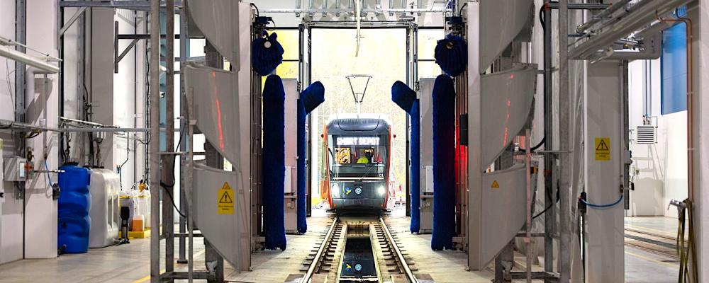 Systemet tillåter spårvagnar att utan förare röra sig inom depån för att exempelvis parkera, tvättas eller flyttas till service. Navigeringen sker via ett centralt styrsystem som koordinerar rörelserna med hög precision. Foto: Skoda Group