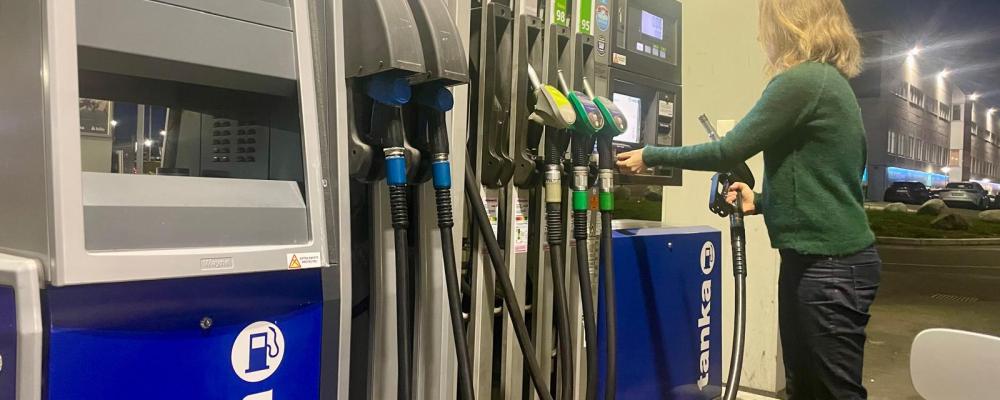 Skattesatserna på bensin föreslås sänkas med 2 kronor och 40 öre per liter. Foto: Stina Wickenberg