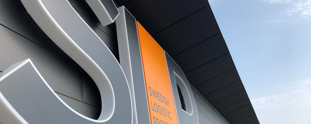 Fastigheten ligger vid E4:an och omfattar cirka 94 000 kvadratmeter uthyrningsbar yta samt en markareal på omkring 176 000 kvadratmeter. Foto: SLP