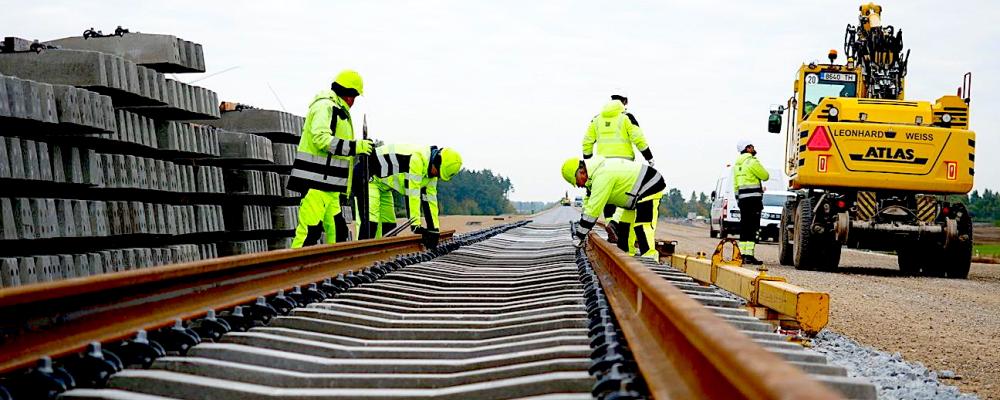 Spårläggningen har inletts på Rail Baltica-sträckan mellan Šveicarija och Žeimiai i Litauen. Den 8,8 kilometer långa delen ska stå klar vid årets slut. Foto: RB Rail AS