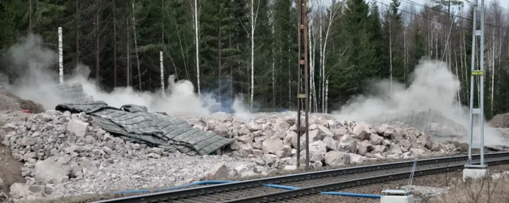 Sprängsalvan lösgör stora mängder berg för att ge plats åt det nya dubbelspåret. Foto: Stefan Bratt/Trafikverket