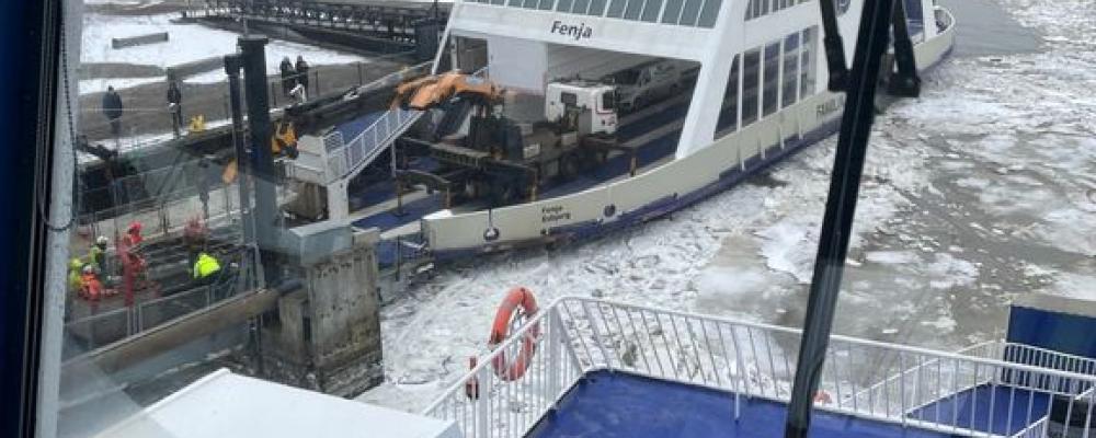 Det arbetades intensivt i det iskalla vädret när rampen gav vika och föll ned. Erfarenheterna från det första ramphaveriet innebar att trafiken på Fanølinjen kunde återupptas relativt snabbt denna gång. Nu ska en ny utformning av lyftcylindrarna bidra till att händelsen inte upprepas. Foto: Molslinjen