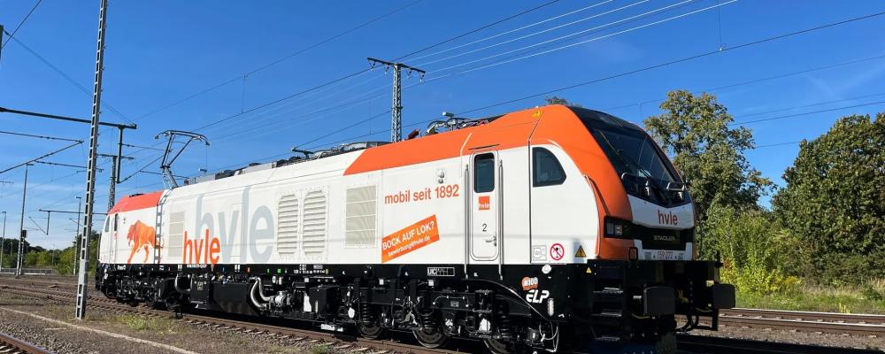 Leveransen av det 100:e EURODUAL-loket visar enligt tillverkaren att hybridtekniken inte längre är en nischlösning utan håller på att etableras som standard i europeisk godstrafik. Foto: Stadler