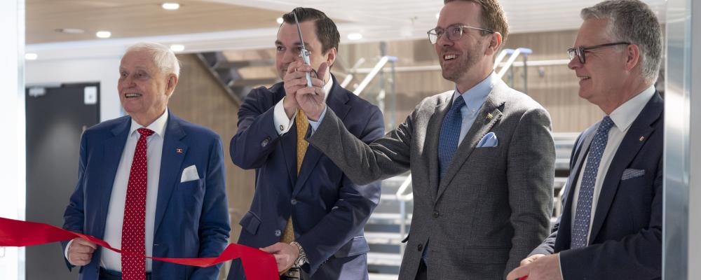 I mitten syns Sveriges infrastrukturminister Andreas Carlsson vid ceremonin som markerade att förvärvet slutförts efter nödvändiga godkännanden. Foto: Wasaline