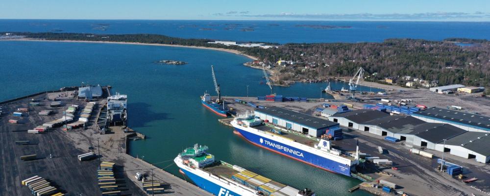 Samarbetet innebär att Hangö stärker sin roll som en viktig exporthamn för den finländska skogsindustrin, särskilt med tanke på att nya linjer nu etableras till Tyskland – ett centralt målområde för export av förnybara material. Foto: Euroports, Petterin ilmakuva