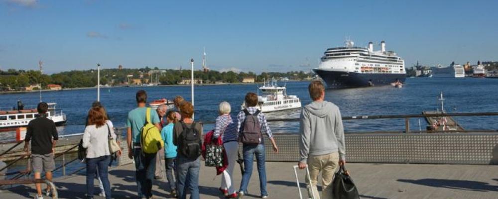 Passagerare på väg mot färje- och kryssningstrafik i Stockholm. Byline: Stockholms Hamnar/Per-Erik Adamsson Ports of Stockholm/Per-Erik Adamsson