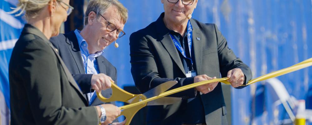 Kommunstyrelsens ordföranden Olle Vikmång klipper bandet omgiven av styrelseordförande Michaela Tinnerholm och VD Henrik Åkerström. Foto: Andreas Carlsson/Norrköpings hamn