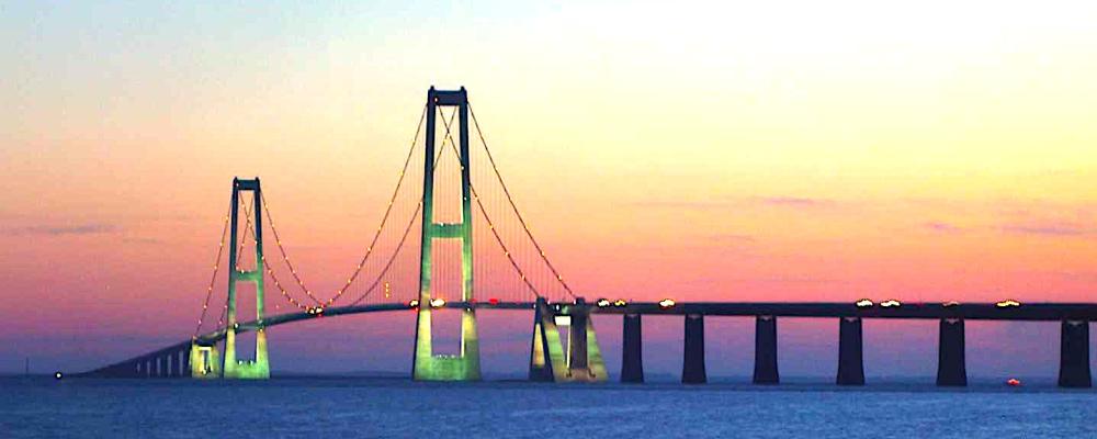 Stora Bältsbron är en av de viktigaste transportlederna för gods i Danmark och fungerar som en central länk mellan Själland och Fyn, med stor betydelse även för internationell transittrafik. Foto: Wikipedia Commons Lic. Kredit: Svobodat