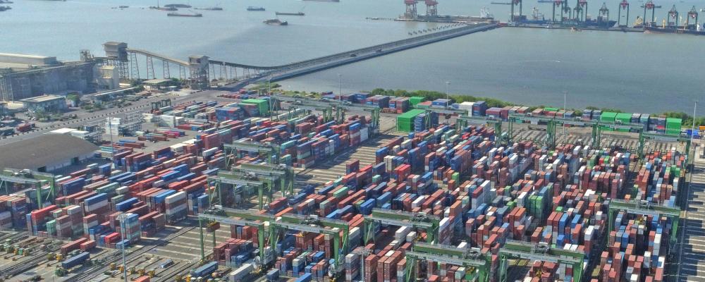 Containerterminal med intensiv hamntrafik. Foto: Haris Illahi/Unsplash