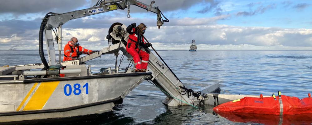 Strandbekämpare tar upp olja i Hörvik under operation Marco Polo Foto: Kustbevakningen
