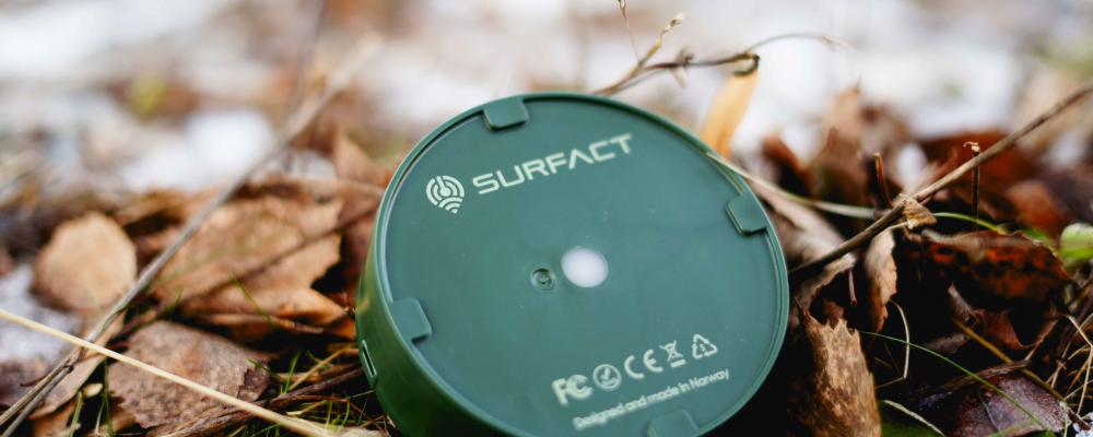 Emma är en sensor från det norska teknikföretaget Surfact som skickar realtidsdata om temperatur, stötar, ljus och position. Den följer varan genom hela transportkedjan och ger översikt i alla led. Foto: SonoClear