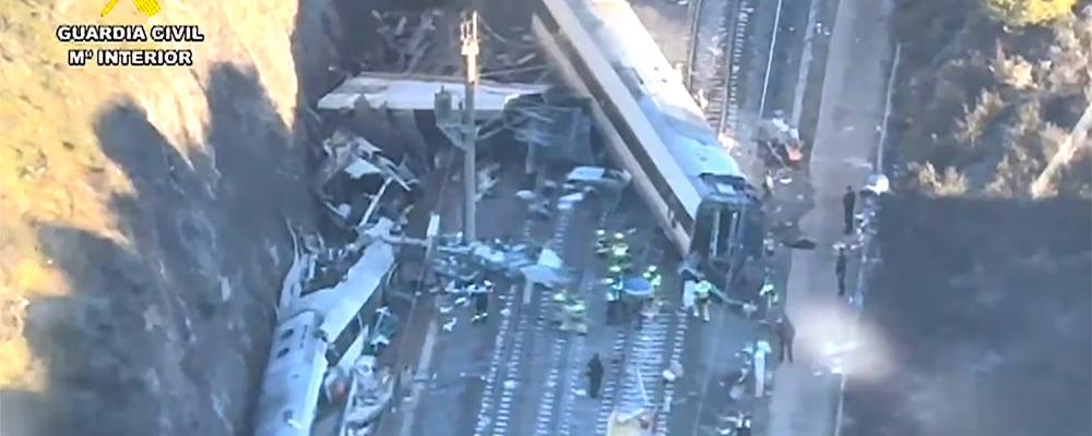 Olycksplatsen. En oberoende utredningskommission under den statliga haverikommissionen CIAF har tillsatts. Parallellt har en rättslig utredning inletts, där Guardia Civil redan börjat höra vittnen och personal. Urspårning följdes av frontalkollision. Foto: Guardia Civil