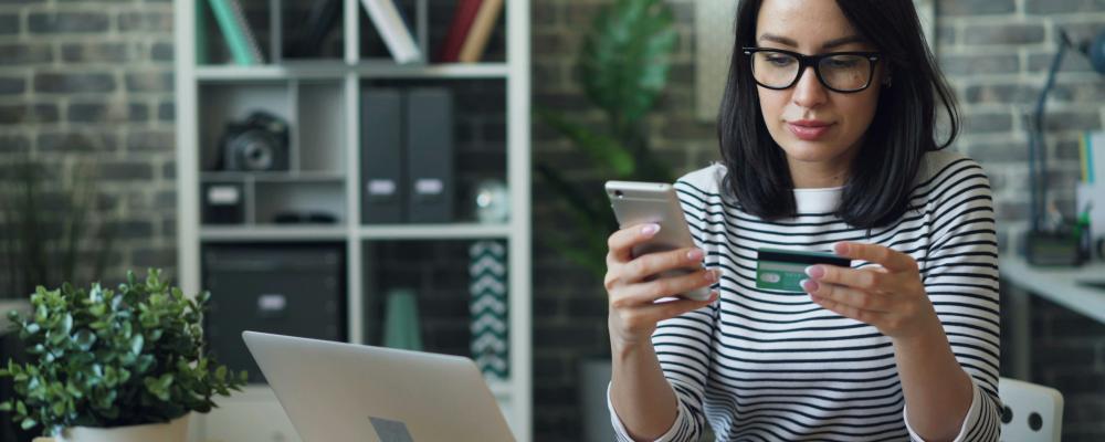 Enligt PostNords E-barometer ökade e-handeln med sju procent och samtliga branscher som mäts visade positiv tillväxt för första gången sedan pandemiåren. Foto: Vitaly Gariev/Unsplash