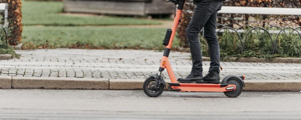 Transportstyrelsens nya statistik visar att antalet olyckor med elsparkcyklar ökade till 6500 under förra året. En ny rapport från VTI visar att regelverket i Sverige avviker från det i flera nordiska grannländer. Foto: Fotograf Satu/VTI