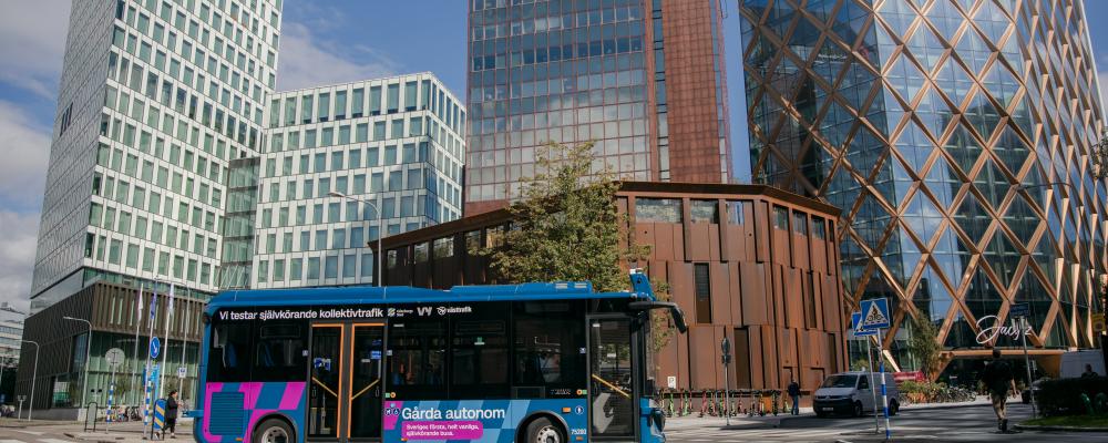 Sveriges första, helt vanliga, självkörande buss gör comeback i Göteborg. Tidigare testkörde bussen mellan Polhemsplatsen och Gårda, nu blir det en ny sträcka mellan Gustaf Adolfs torg och Chalmers. Bild: Moa Carlsson/Västtrafik