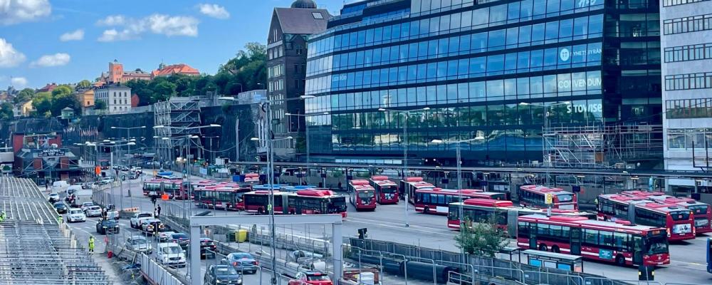 Oktobers statistik visar minskade nyregistreringar av personbilar och tunga lastbilar, medan lätta lastbilar återhämtar sig och bussmarknaden växer. Foto: Stina Wickenberg