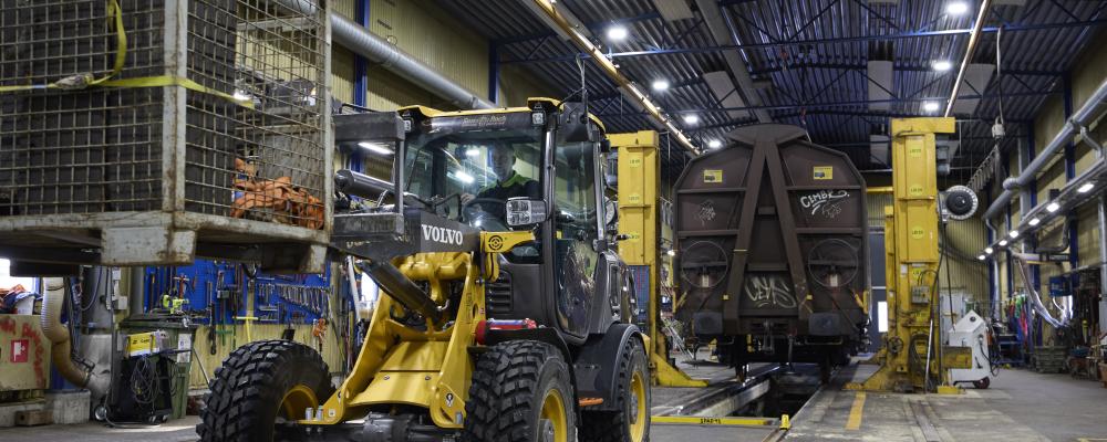 Eldrivna L25 Electric i arbete inomhus på Euromaint i Sundsvall. Foto: Torbjörn Bergkvist