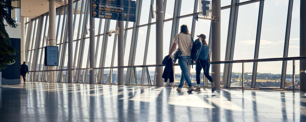 Resenärer på väg mot terminal 2-4. Foto: Swedavia