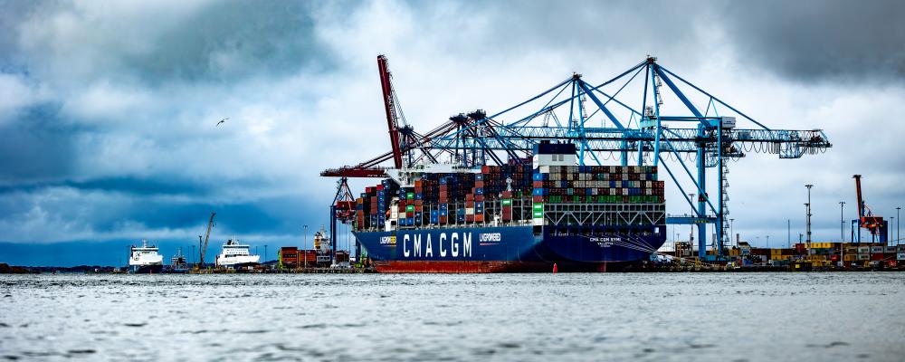 CMA CGM Symi var det första fartyget som anlöpte Göteborgs Hamn i rederiet CMA CGM:s nya direkttrafik. Fartyget kan lasta 14 812 TEU och drivs av flytande naturgas. Bild: Göteborgs Hamn.