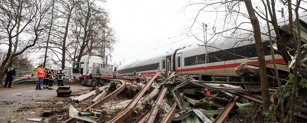 Tågolyckan i Riedlingen väcker frågor om infrastrukturens motståndskraft mot extremväder. Kraftiga skyfall och plötsliga jordskred har blivit allt vanligare i Centraleuropa de senaste åren, vilket ställer nya krav på övervakning av spår och omkringliggande markområden. Foto: Screen-shot- The Independent