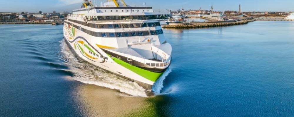 Färjetraik utanför Tallinns hamn. För att effektivisera verksamheten byggde Tallink 2016 ett centralt logistikcentrum i Maardu utanför Tallinn. Anläggningen omfattar drygt 18 000 kvadratmeter och fungerar som nav för rederiets fartygstrafik på Östersjön.  Foto: Tallinnk