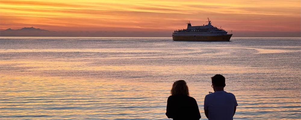 Gibraltar sund är en av världens mest trafikerade passagerar- och godskorridorer, där färjelinjerna främst förbinder Spanien och Marocko. Trafiken är av stor betydelse för både handelsflöden och resande mellan Europa och Nordafrika. Foto: Direct Ferries