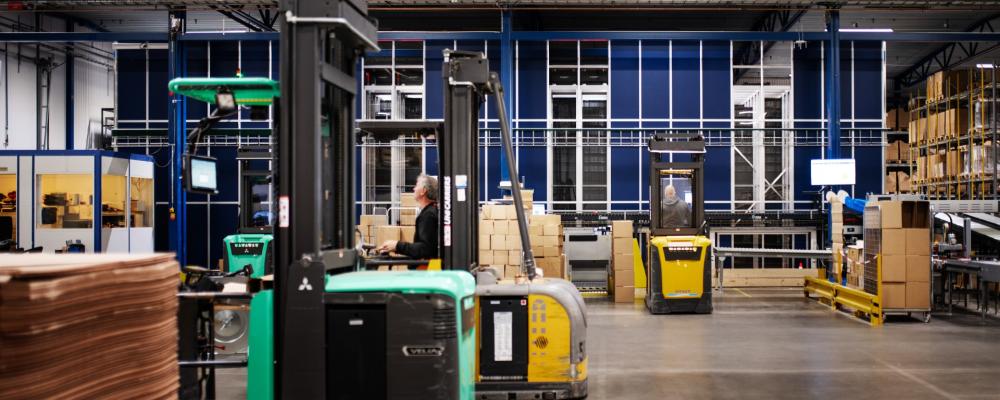 En Autostore syns i bakgrunden på ett lager i Kungälv. Relevator är den första svenska marknadsplats att sälja en begagnad Autostore. Foto: Relevator