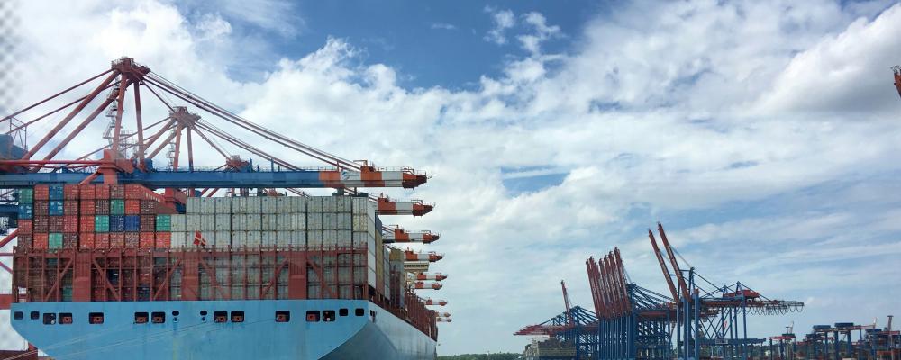 Hamburgs hamn med containerfartyg. Foto: Bernd Dittrich/Unsplash