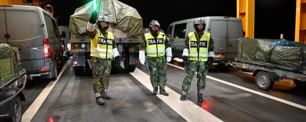 Fordon dirigeras till rätt plats på vägfärjan. Foto: Eric Hallberg, Försvarsmakten