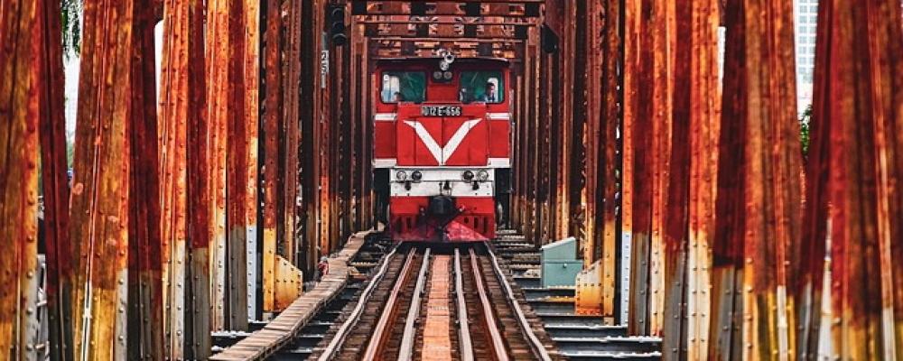 Kollisionsrisker på järnväg orsakas ofta av hinder på spåret, djur, människor eller felaktiga växellägen. Samtidigt ökar intresset för automation och förarlös trafik i takt med att personalbrist och kostnadspress tilltar inom järnvägssektorn. Foto: Creative Commons Lic. Pixabay.