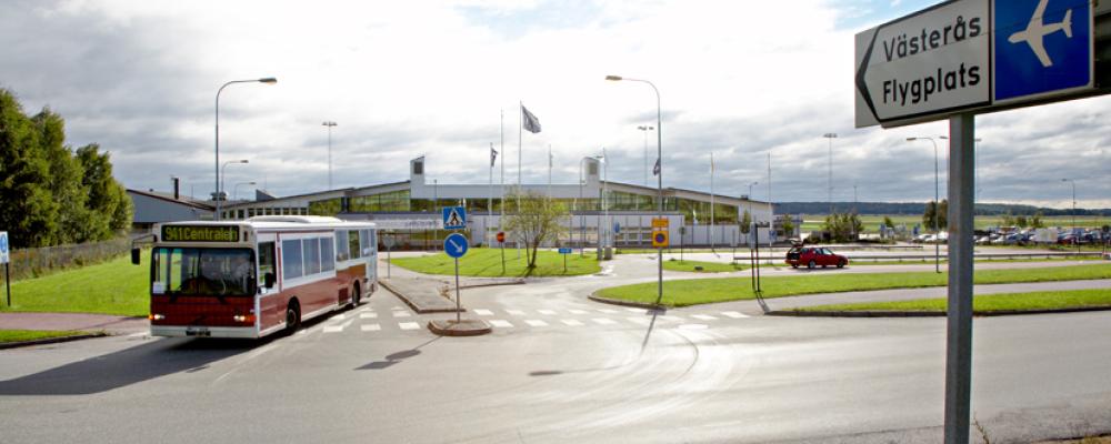 Västerås flygplats nämns som ett exempel i Svenska regionala flygplatsers kritik mot statens styrning av luftfarten. Foto: Dr RdL/Wikimedia Commons/https://commons.wikimedia.org/wiki/File:Transporte-Aeropuerto-V%C3%A4steras.jpg