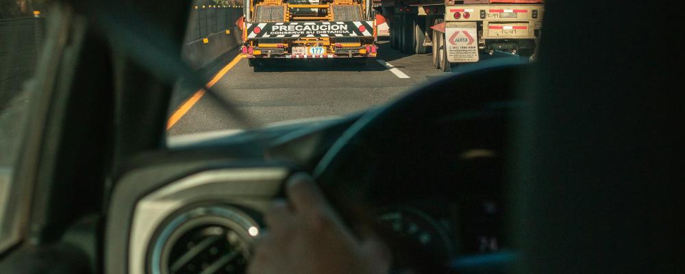 Årets rapport visar att i genomsnitt 82 procent får jobb som lastbilschaufför efter avslutad utbildning, siffror som nu bekräftats av Skolverket. Foto: alex quezada/Unsplash