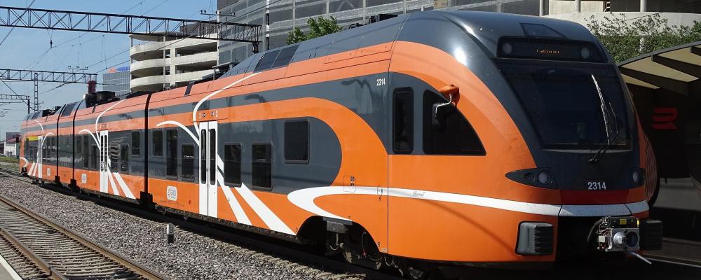 Stadlers Flirt vid stationen i Tallinn. Flirt får nu köra i estniska bolaget Elrons tjänst även längs lettiska spår. Foto: Wikipedia Commons Lic. Kredit: Ari Meskens