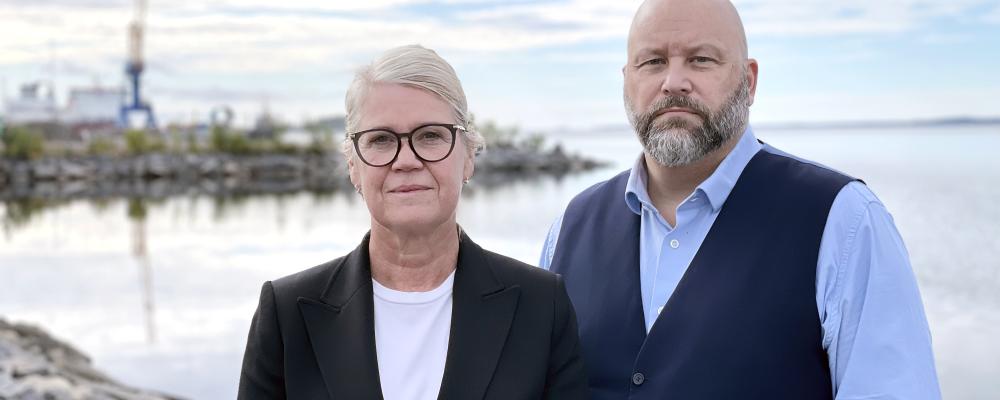 Ulrika Nilsson, vd Piteå Hamn AB tillsammans med Patric Lundström, kommunalråd Piteå kommun. Foto: Piteå hamn