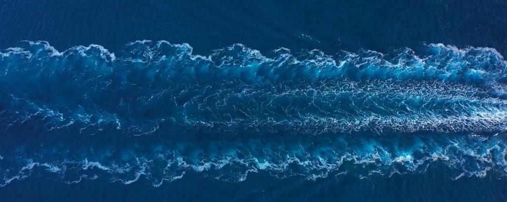 Vågor efter fartyg. Foto: Föreningen Svensk Sjöfart