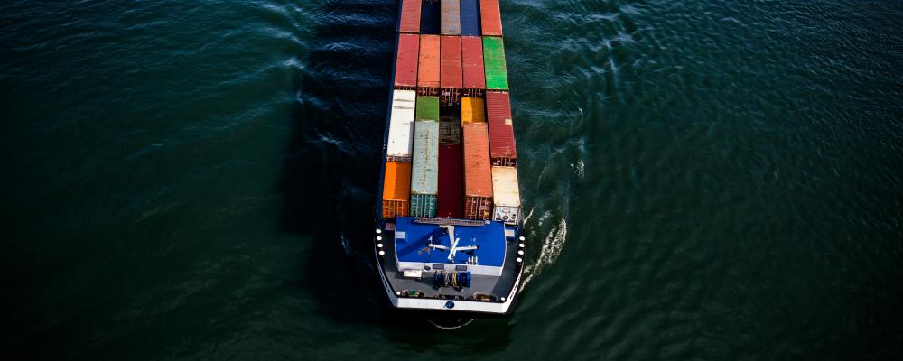 Ett containerfartyg lastat med gods till havs. Foto: Bernd Dittrich/Unsplash