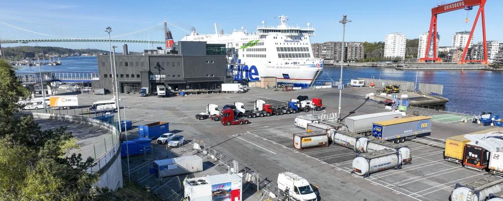 Vätgasgeneratorn (vit container med fyra fläktar på taket) förser Stena Scandinavica med el via en kabel under marken. Bild: Göteborgs Hamn. Foto: Göteborgs hamn
