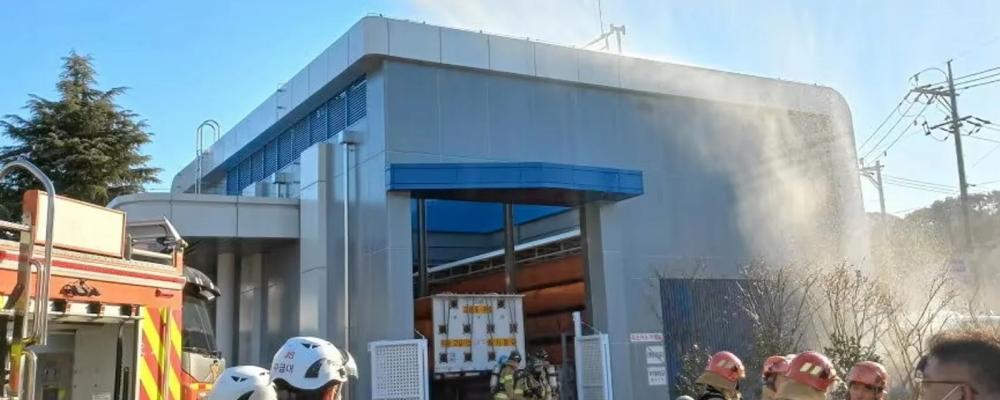 Brandkåren kallades nyligen till maskinrummet vid vätgastankstationen i sydkoreanska Busan efter en brand och explosion. Pumparna syns inte i bild, de är placerade bakom brandbilen till vänster. Foto: Brandförsvaret i Busan.