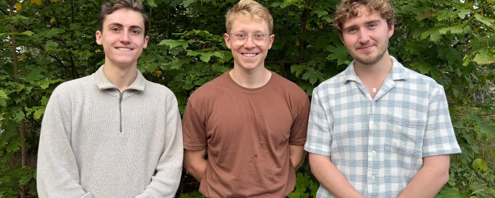 Frans Ignberg (maskinteknik), Oskar Albinsson (farkostteknik) och Sebastian Lindberg (farkostteknik) från Kungliga Tekniska Högskolan. De tre studenterna tilldelades även ett extra stipendium av Sammes stiftelse på 100 000 kronor. Stipendiet delas ut till projekt och studenter som utmärkt sig särskilt under sommaren. Foto: Skellefteå Science City