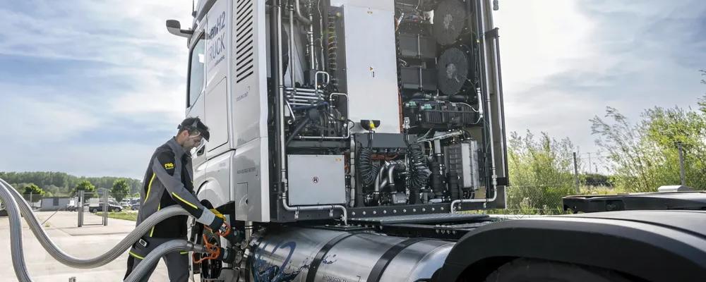 Daimler Trucks prototyp av GenH2 som drivs med flytande vätgas tankas vid den prototypstation för flytande vätgas i Wörth am Rhein. Foto: Daimler Truck