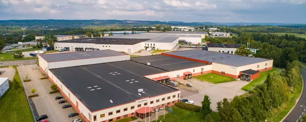 Den uthyrda ytan omfattar cirka 6 000 kvadratmeter och är del av en logistikfastighet belägen i ett av Sveriges större logistik- och industriområden Viared.  Foto: Logicor
