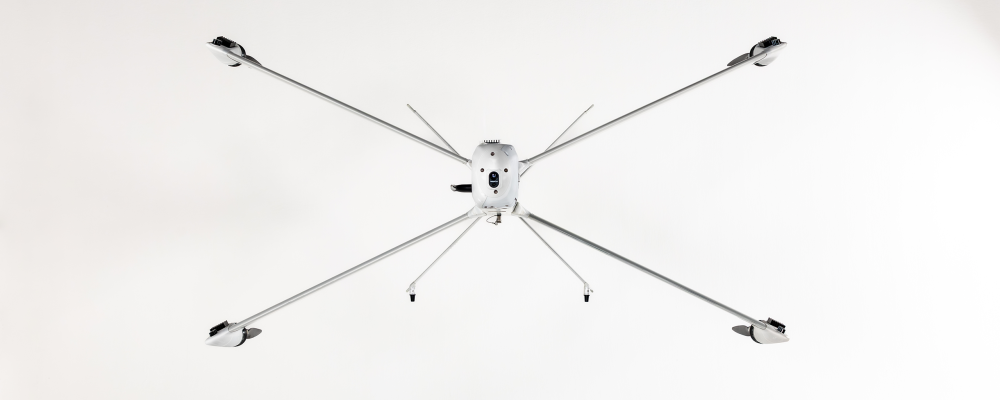 Drönaren Virtus är omkring två meter lång och står på ett x-format stativ. Den lyfter vertikalt med hjälp av korslagda rotorarmar innan den accelererar till hastigheter på upp till 250 kilometer i timmen. Foto: Stark