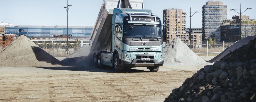 Den nya fjärrlastbilen, Volvo FH Aero Electric med e-axel, kan köra upp till 700 kilometer på en laddning tack vare e-axeln – en ny drivlineteknik som ger plats för mer batterikapacitet ombord. Foto: Volvo Trucks