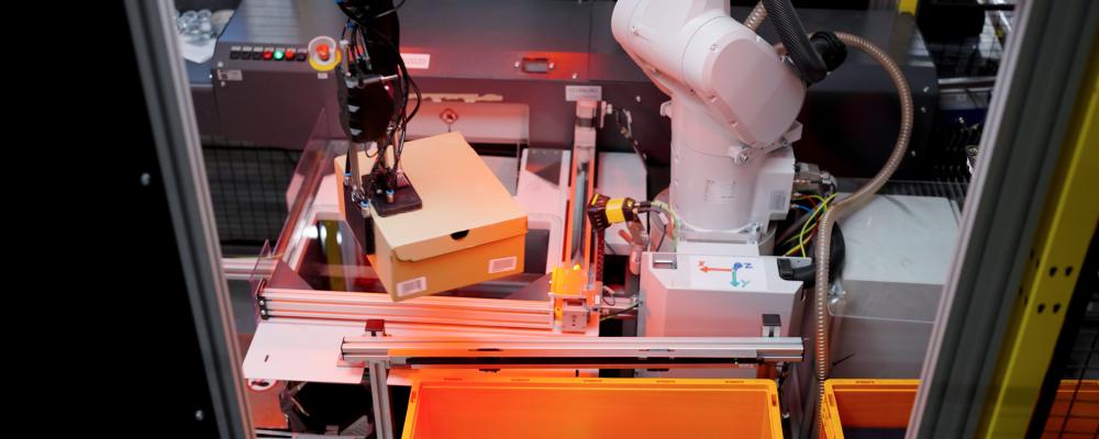 Systemet använder datorseende för att identifiera produkter och anpassa grepp i realtid. Robotarna är även utrustade med gripdon som håller kartongen stabil under hantering. Foto: Zalando