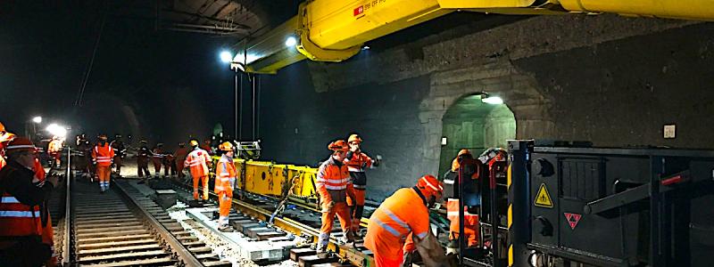 Rälsteamet installerar nya järnvägsspår i Hauensteins basistunnel i Schweiz: Foto: SBB/kredit: Christian Ginsig